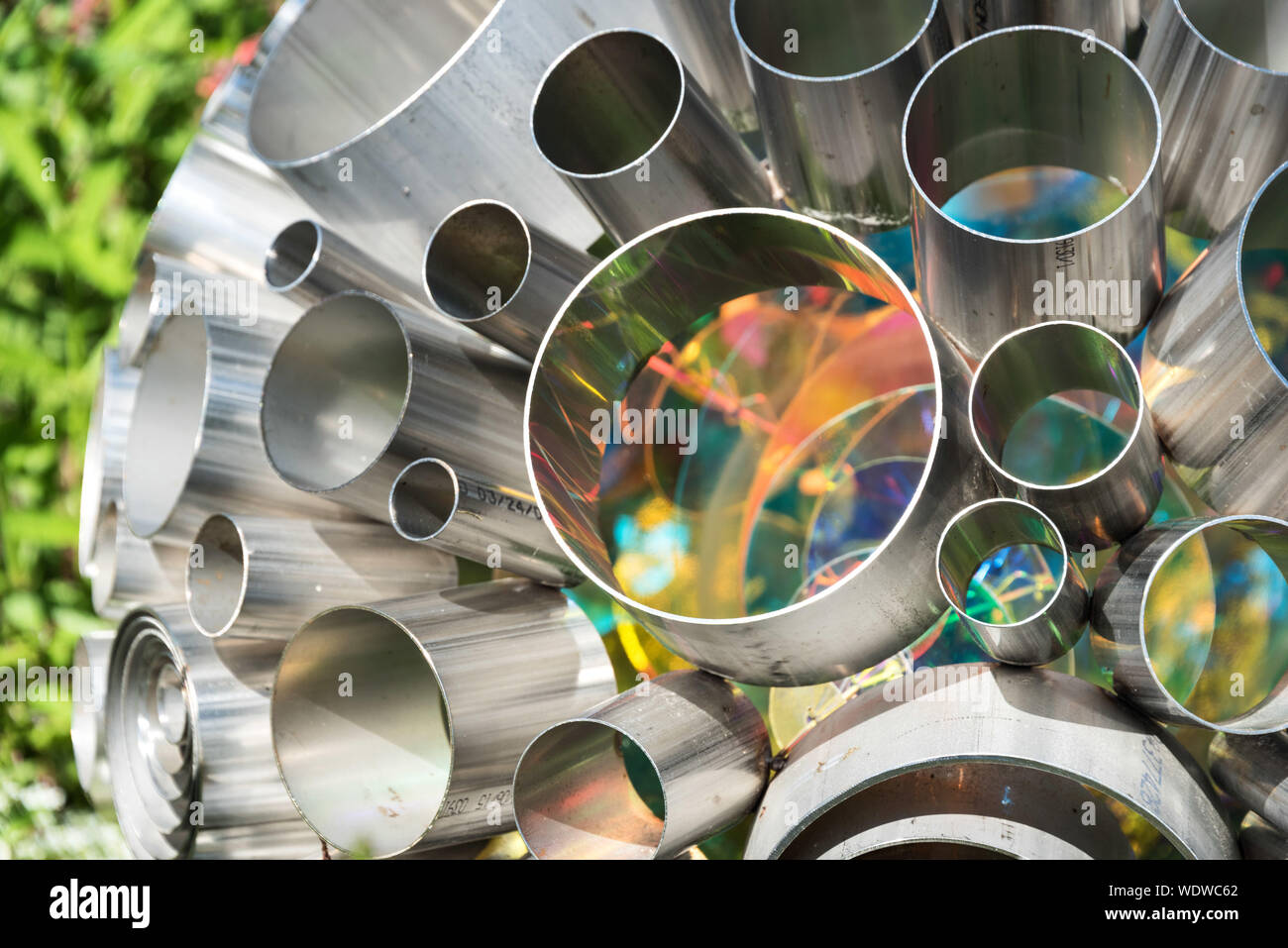 'Dichroic sfera,' una scultura da George Sherwood; parte del vento, onde & luce installazione presso il Tower Hill Giardino Botanico, Worcester, Massach Foto Stock