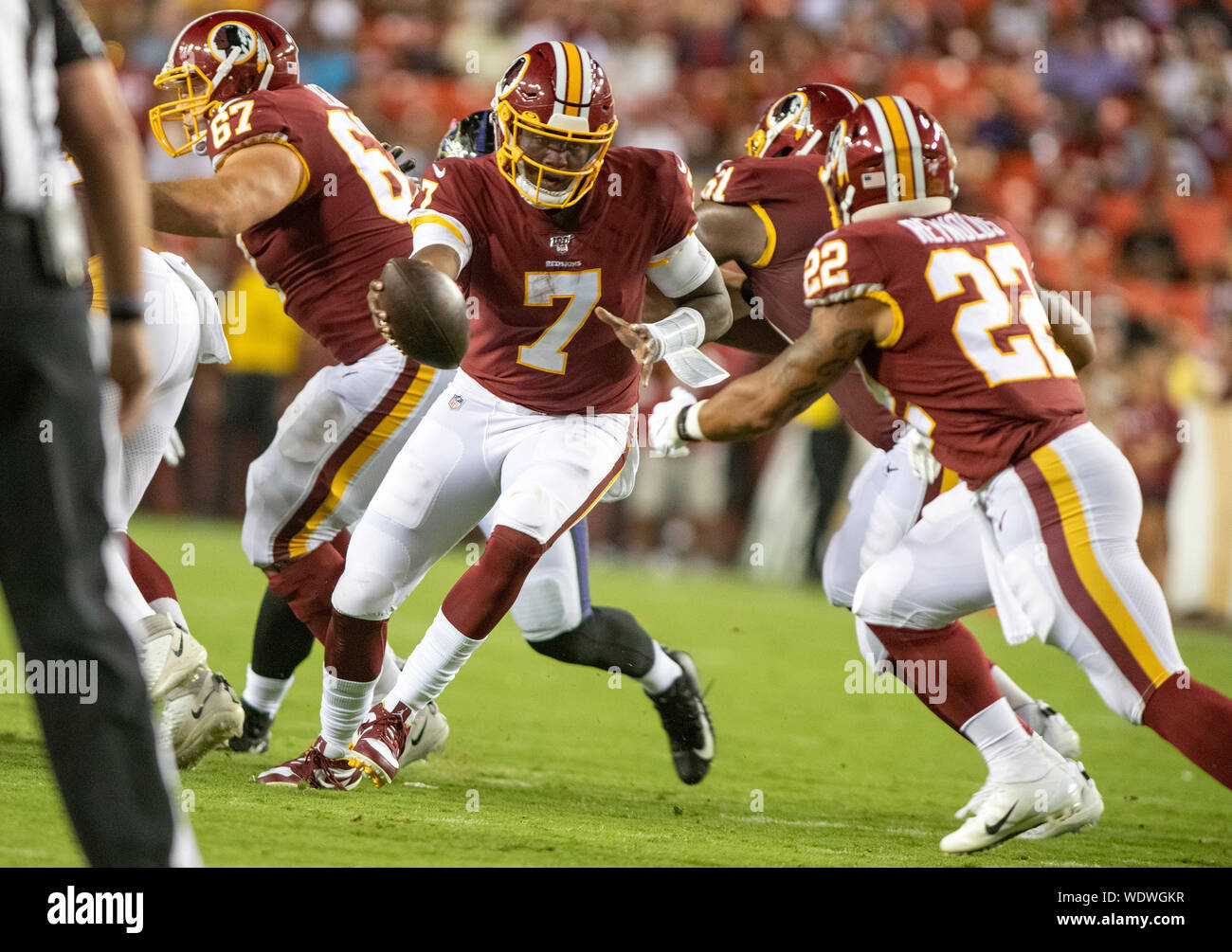 Landrover, Maryland, Stati Uniti d'America. Il 29 agosto, 2019. Washington Redskins quarterback Dwayne Haskins (7) simula un hand-off a marcia indietro Craig Reynolds (22) nel primo trimestre contro Washington Redskins a FedEx in campo Landover, Maryland il giovedì 29 agosto, 2018.Credit: Ron Sachs/CNP/MediaPunch Credito: MediaPunch Inc/Alamy Live News Foto Stock