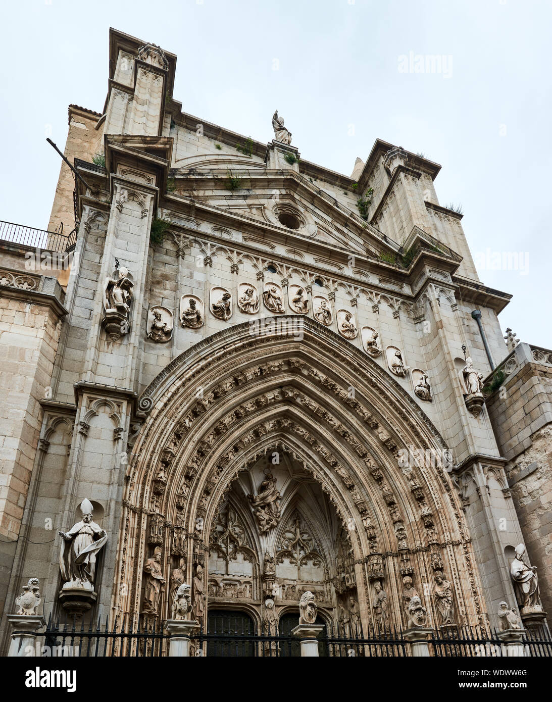 TOLEDO, Spagna - 24 Aprile 2018: il portale dei Leoni, la più moderna porta della Primal Cattedrale di Santa Maria di Toledo. Foto Stock