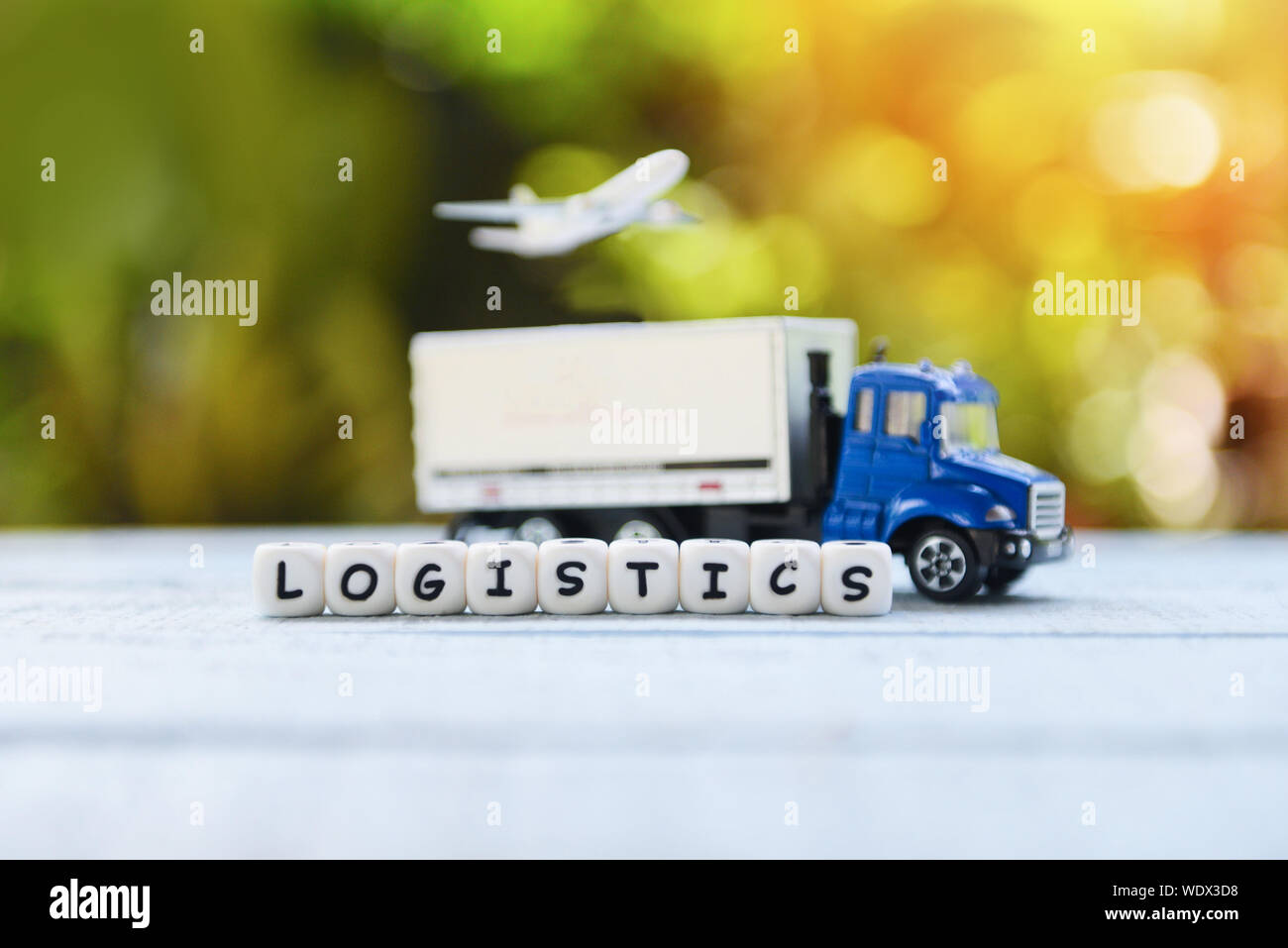 Trasporto logistico import export servizio di spedizione ai clienti di ordinare le cose da via internet spedizione internazionale on-line concept corriere aereo cargo pl Foto Stock