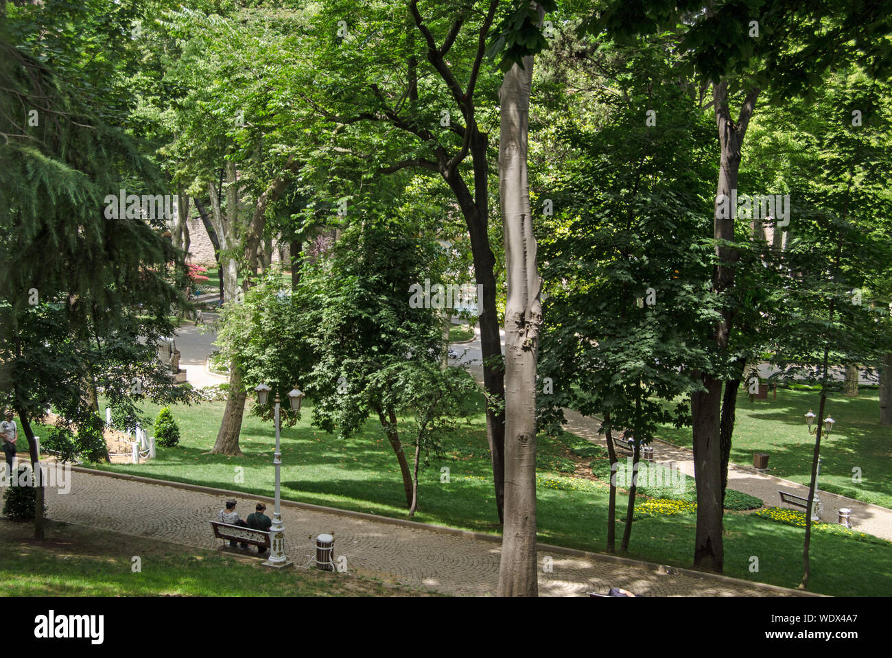Istanbul, Turchia - 6 Giugno 2016: i visitatori e i residenti locali godendo l'ombra di Gulhane Park nel centro della città vecchia di Istanbul, Turchia su Foto Stock
