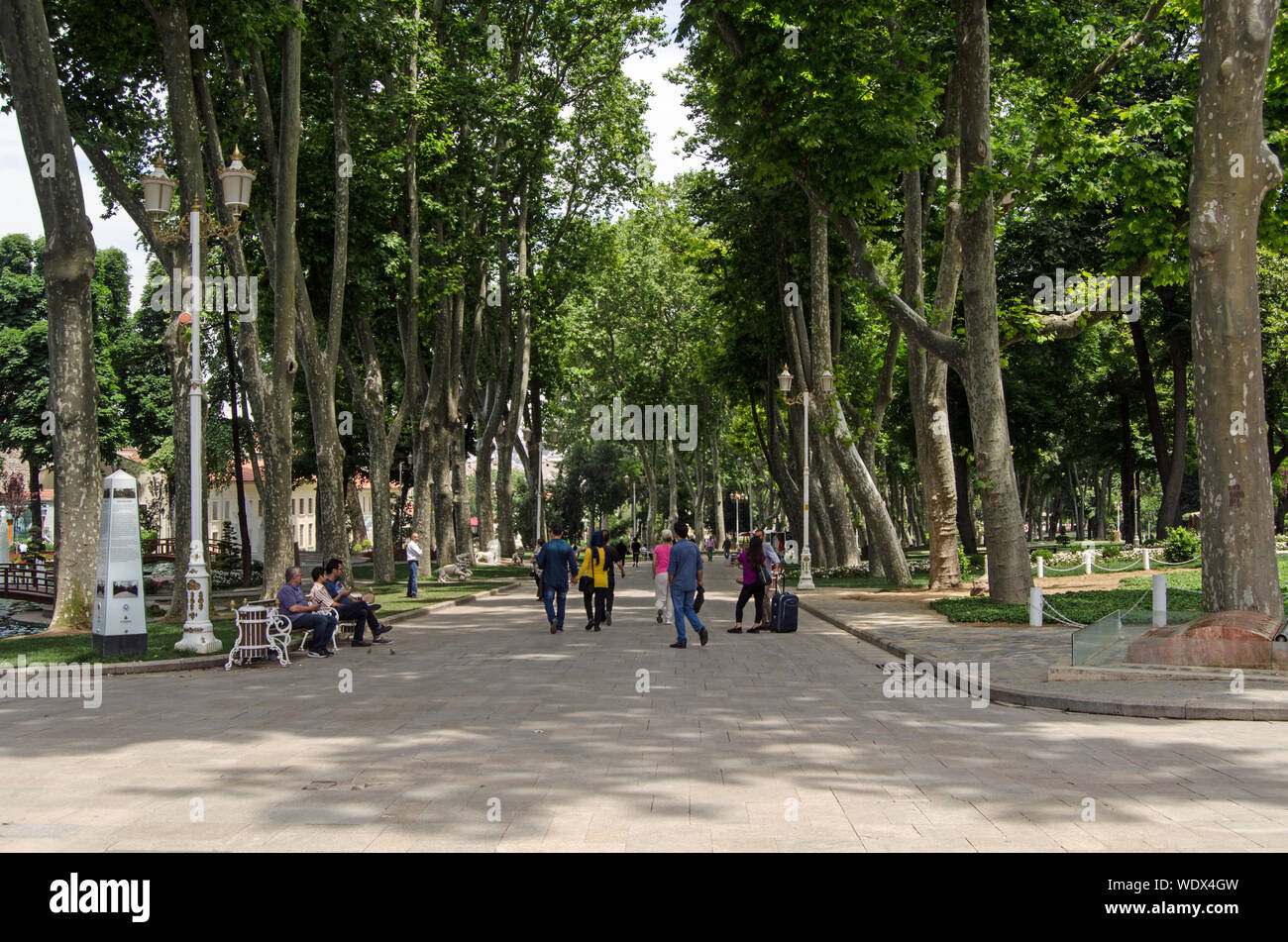 Istanbul, Turchia - 6 Giugno 2016: i visitatori godere l'ombra e la tranquillità del Parco Gulhane, un tempo facente parte dei giardini del Palazzo Topkapi, nel middl Foto Stock