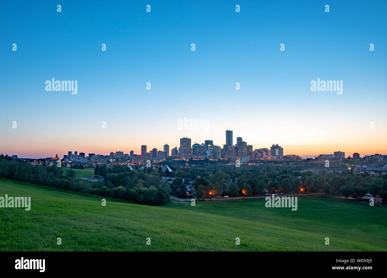 La città di Edmonton skyline del centro durante il tramonto su una sera d'estate Foto Stock