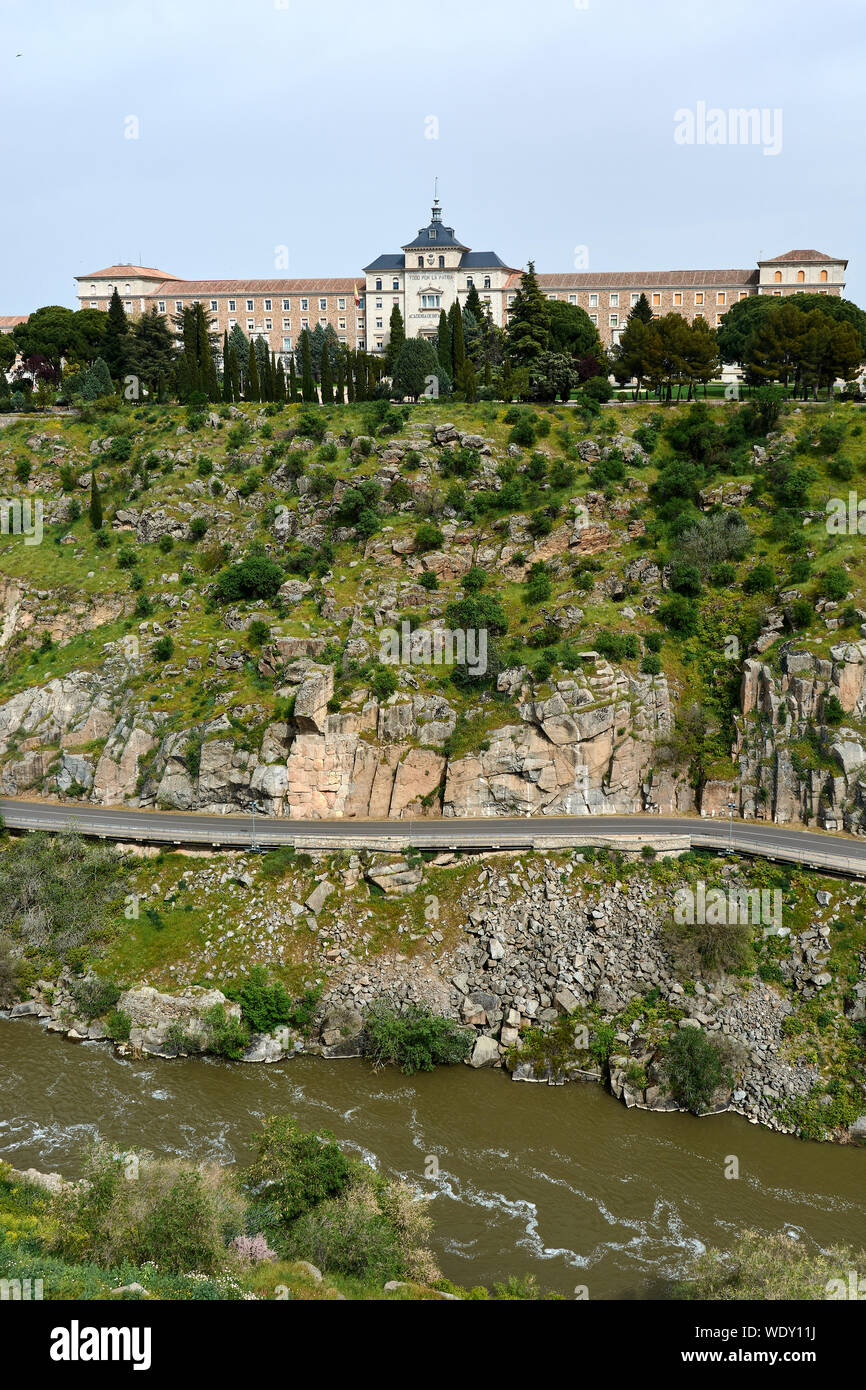 TOLEDO, Spagna - 24 Aprile 2018: vista dell'Accademia di Fanteria di Toledo e il fiume Tago vicino al centro storico della città. Foto Stock