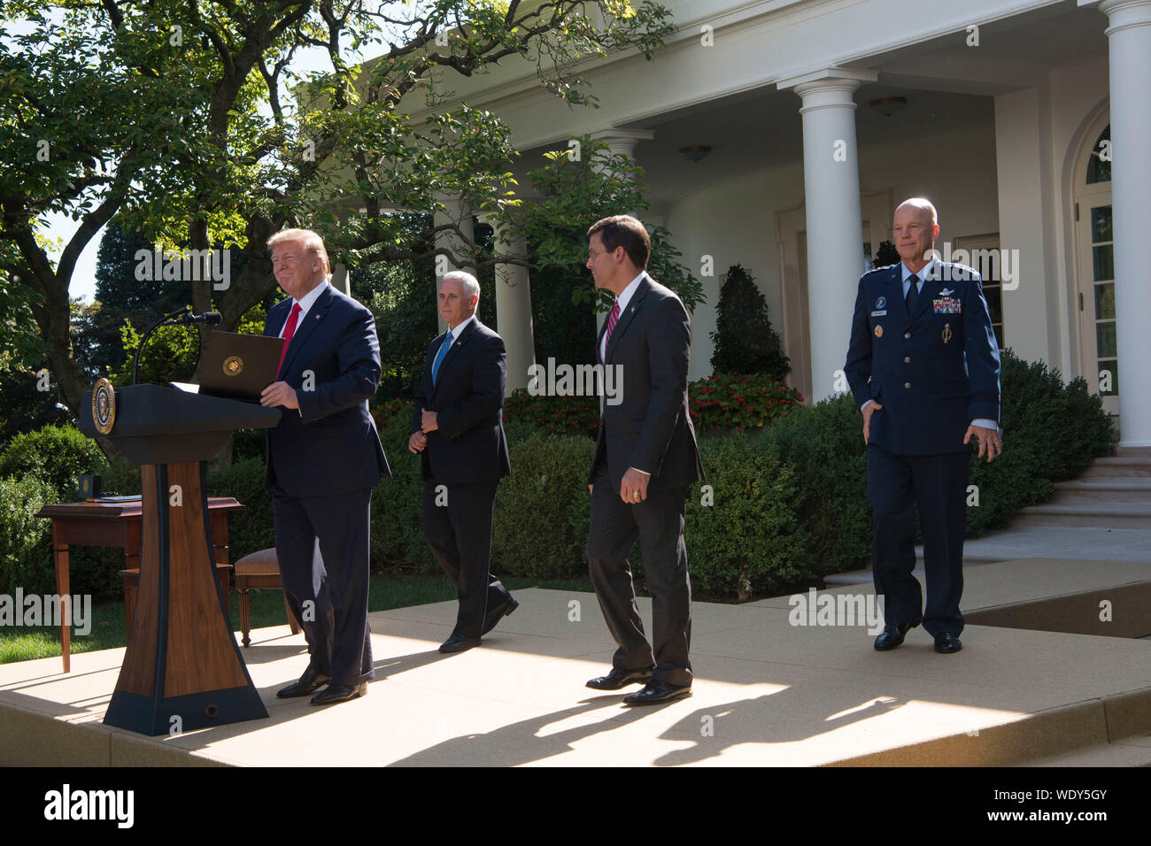 Presidente Trump ospita una cerimonia nuziale della Casa Bianca sulla creazione di Stati Uniti Space Command, con Vice Presidente Mike Pence, Segretario della Difesa il dottor Mark T. Esper, e il comandante in arrivo di U.S. Space Command, Air Force gen. John W. Raymond, Washington D.C., il 29 agosto 2019. (DoD foto di Lisa Ferdinando) Foto Stock