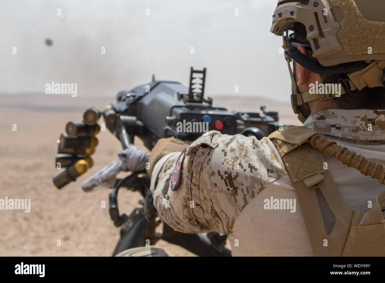 Un membro della Saudi Arabian Naval Special Forces incendi un 40mm rotondo da un contrassegno 19 lanciagranate durante un forze congiunte addestramento alle armi esercizio a una tattica di area formazione in Amman, Giordania, Agosto 28, 2019, una parte di esercizio desiderosi Lion 2019. Desiderosi di Lion, U.S. Comando centrale più grande e più complesso esercizio, è un opportunità per integrare le forze in un multilaterali in materia di ambiente, operano in ambientazione realistica e il rafforzamento di strutture militari di relazioni. (U.S. Esercito nazionale Guard foto di Sgt. Devon Bistarkey) Foto Stock