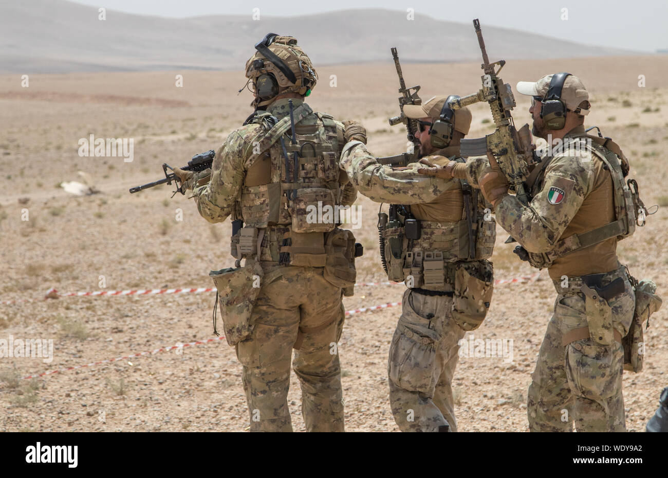 I membri delle Forze Speciali Italiane condotta tattica manovre di sparo durante un forze congiunte addestramento alle armi esercizio in Amman, Giordania, Agosto 28, 2019, durante l'esercizio desiderosi Lion 2019. Desiderosi di Lion, U.S. Comando centrale più grande e più complesso esercizio, è un opportunità per integrare le forze in un multilaterali in materia di ambiente, operano in ambientazione realistica e il rafforzamento di strutture militari di relazioni. (U.S. Esercito nazionale Guard foto di Sgt. Devon Bistarkey) Foto Stock