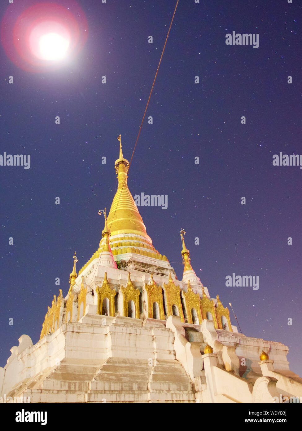 Basso Angolo di visione della Pagoda contro Star Campo a Nyaung Shwe Foto Stock