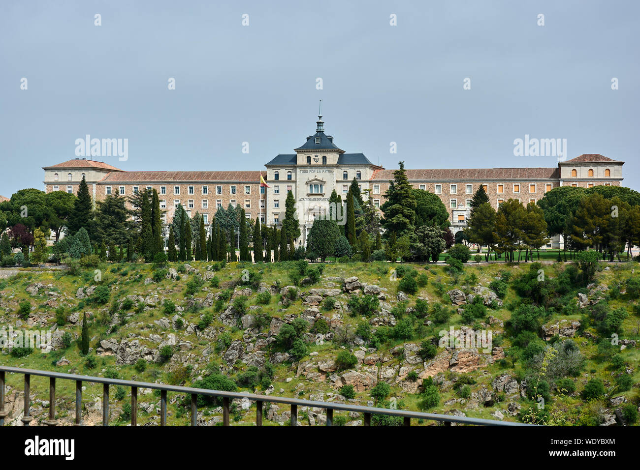 TOLEDO, Spagna - 24 Aprile 2018: vista dell'Accademia di Fanteria di Toledo, vicino al centro storico della città. Foto Stock