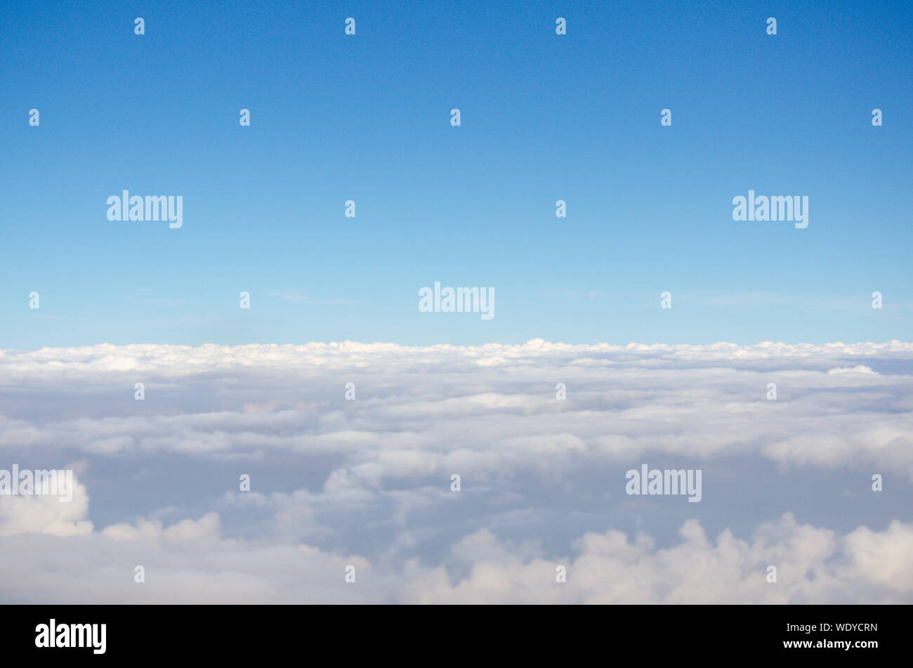 Le nuvole e il cielo dalla finestra di aereo. Foto Stock