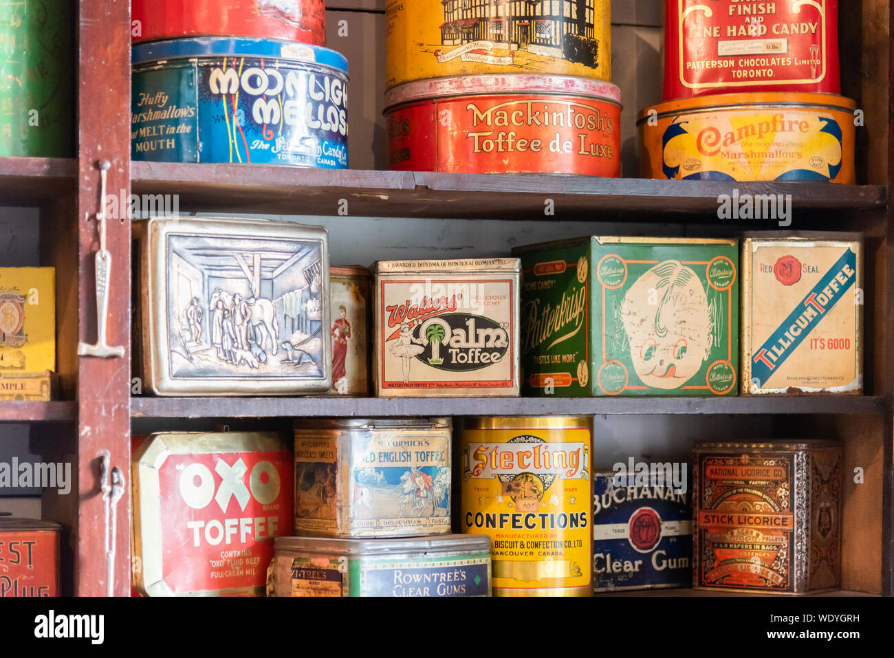 Vernon, British Columbia, Canada - 23 Ottobre 2016: close-up di teglie di vintage prodotti asciutti sui ripiani del magazzino generale a O'Keefe Ranch Foto Stock