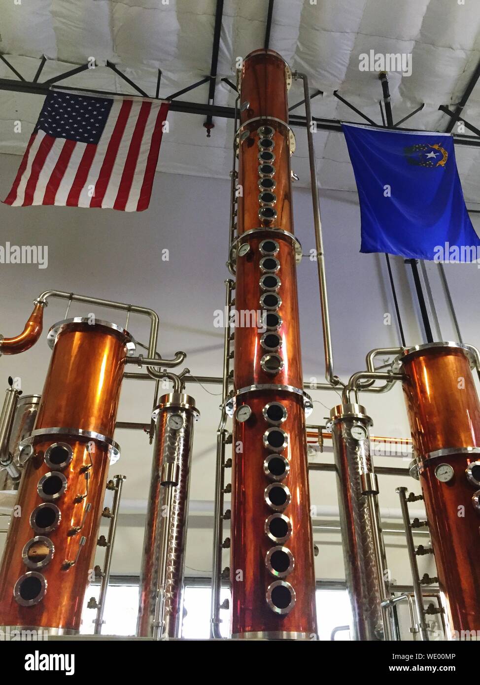 Basso Angolo di visione del calibro di profondità in alambicchi di rame in distilleria Foto Stock