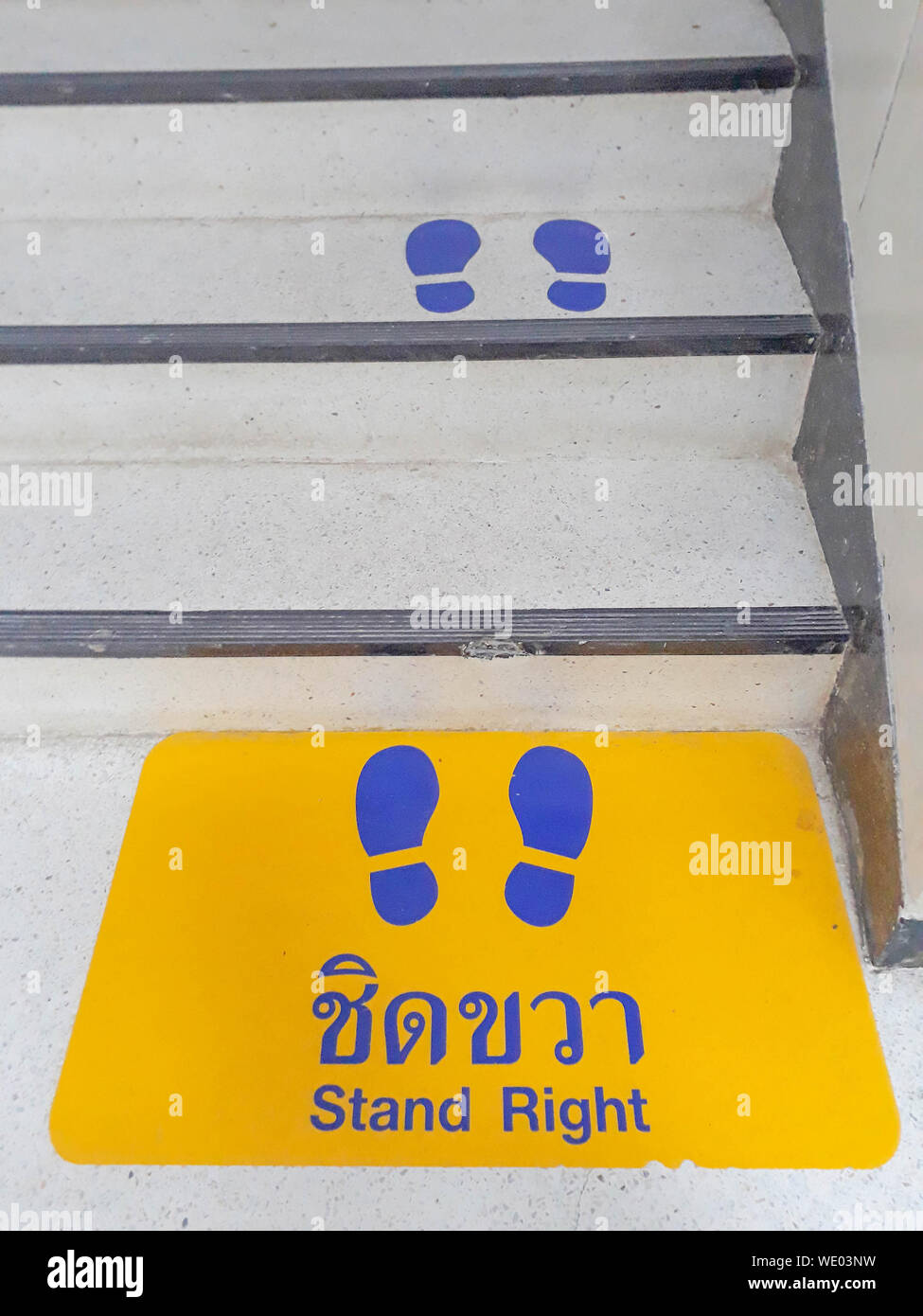 La zona pedonale di gradini, il simbolo di piedi di supporto destro. ( La lingua Thai significa mantenere la destra ). Foto Stock