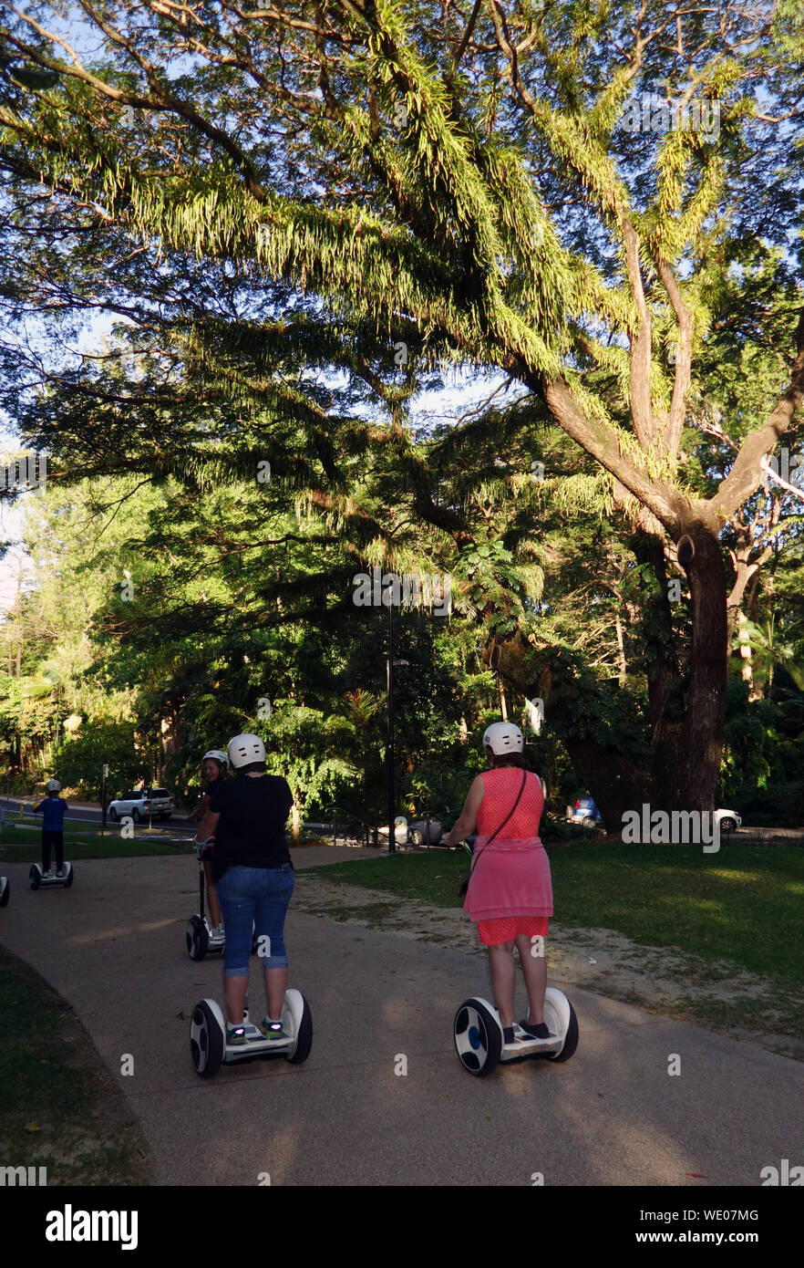 Persone su Segway Tour di Cairns, Collins Ave, Edge Hill, Cairns, Queensland, Australia. No signor o PR Foto Stock