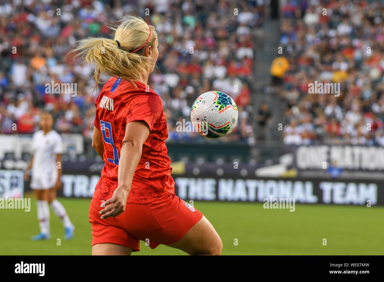 Lindsey Horan Stati Uniti Soccer - Lindsey Horan di noi donne prende la palla fuori il suo torace come loro sconfitta Portogallo 4-0 durante la vittoria in Coppa del Mondo tour. Foto Stock