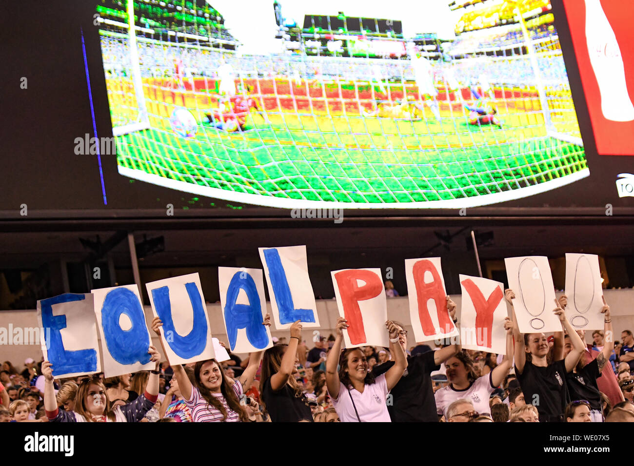 La parità di retribuzione segno - giovani ragazze e noi tifosi di calcio in attesa di una pari retribuzione segno durante gli Stati Uniti Nazionale Femminile partita di calcio contro il Portogallo. Il USWNT ha vinto 4-0 in un amichevole internazionale durante la loro vittoria in Coppa del Mondo tour. Credito: Don Mennig/Alamy Live News Foto Stock