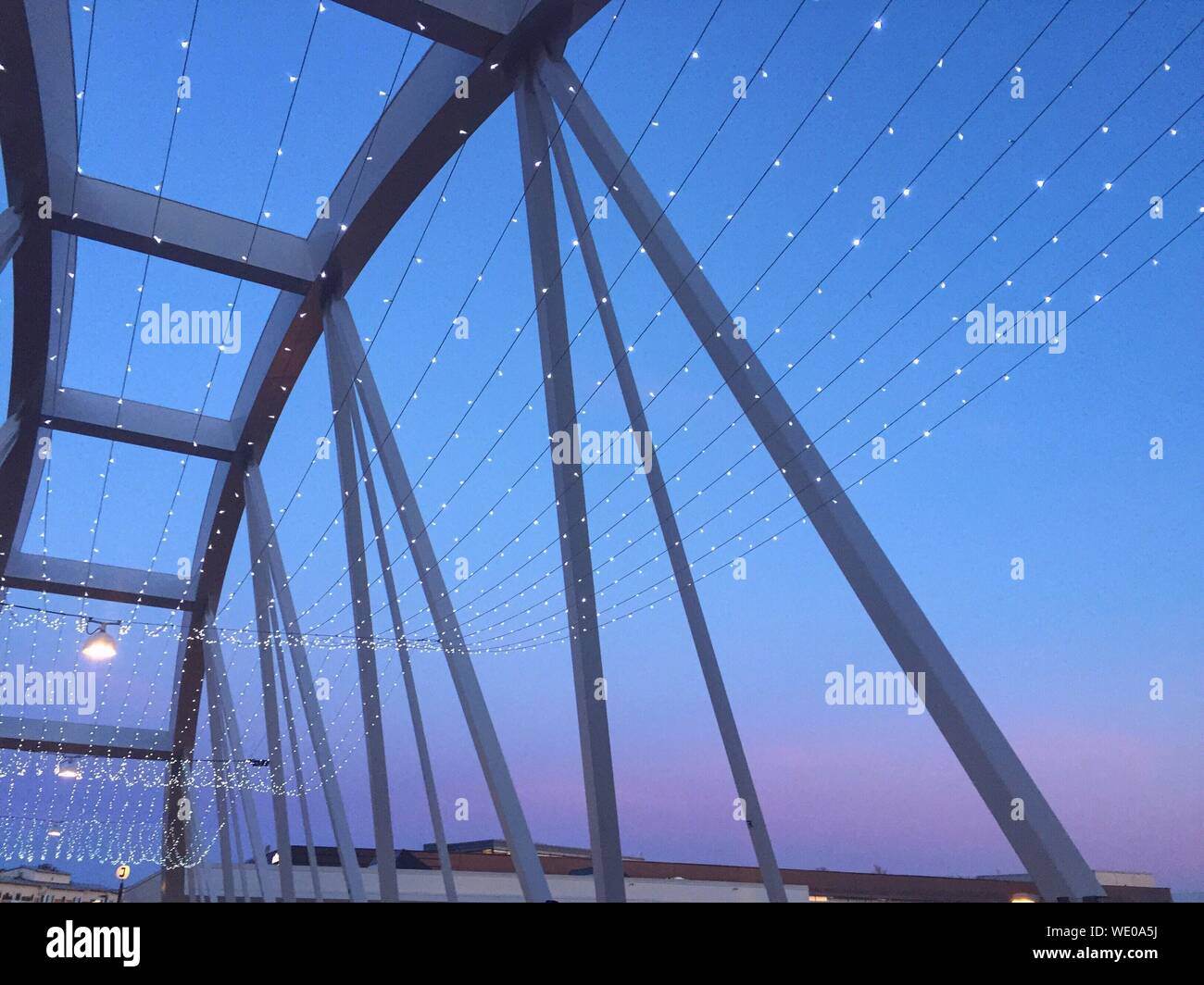 Luci di natale sul ponte immagini e fotografie stock ad alta risoluzione -  Alamy