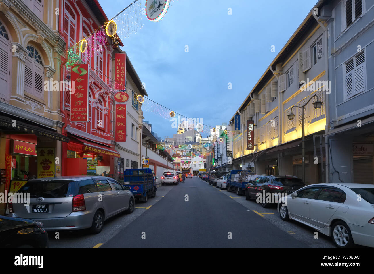 Una sera presto vista graziosamente restaurato Temple Street a Chinatown, Singapore Foto Stock