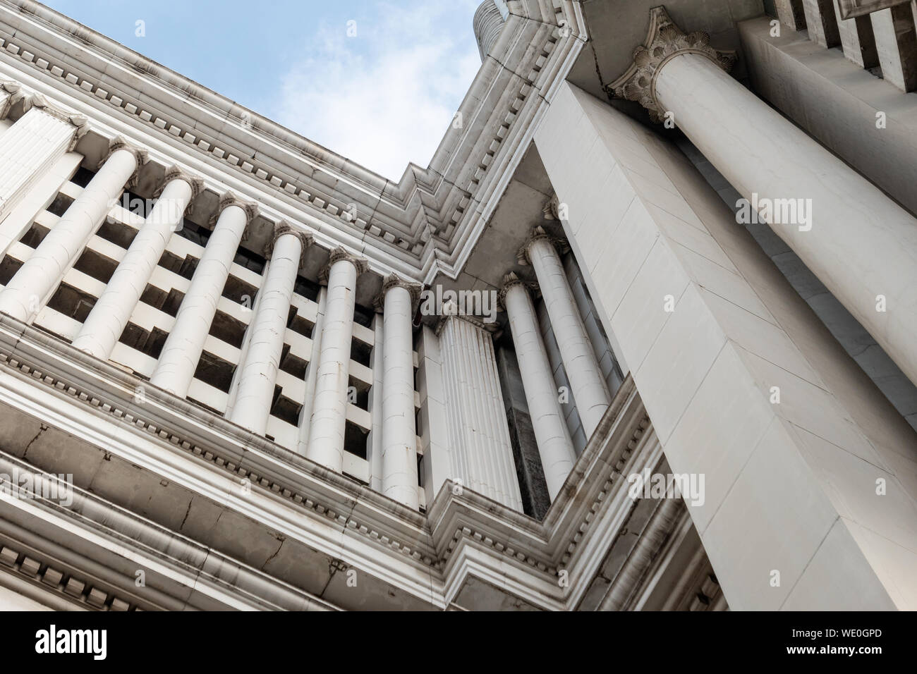 Architettura grande edificio di antico in stile romano con pilastri e cielo blu Foto Stock