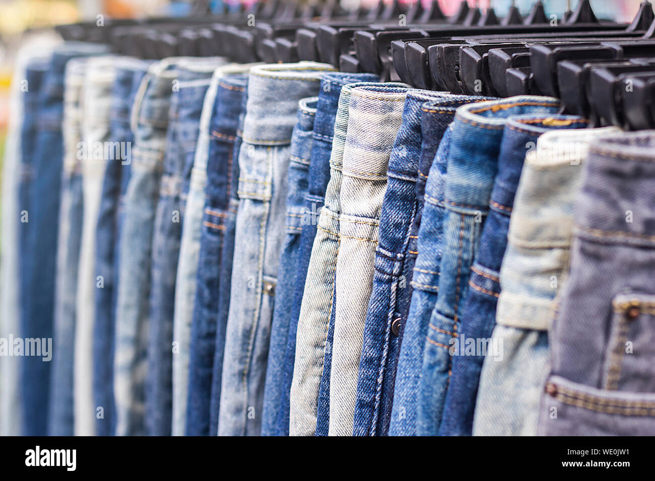 Close-up di jeans appesi in vendita nel negozio Foto stock - Alamy