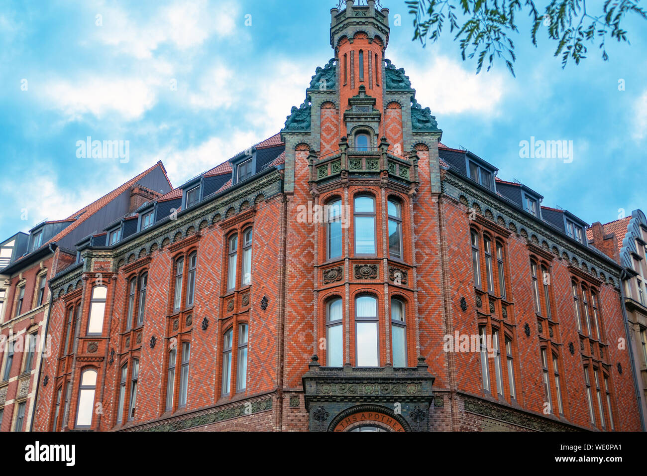 Il vecchio edificio di mattoni rossi nella città vecchia di Hannover accanto al vecchio municipio Foto Stock