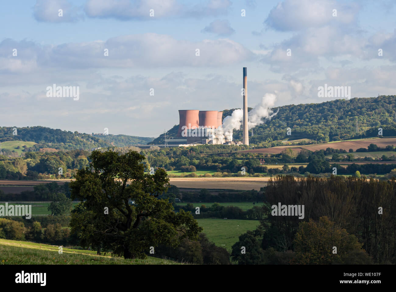 Ironbridge vista della centrale elettrica sui campi da Leighton. Questa centrale a carbone è ora demolita Foto Stock
