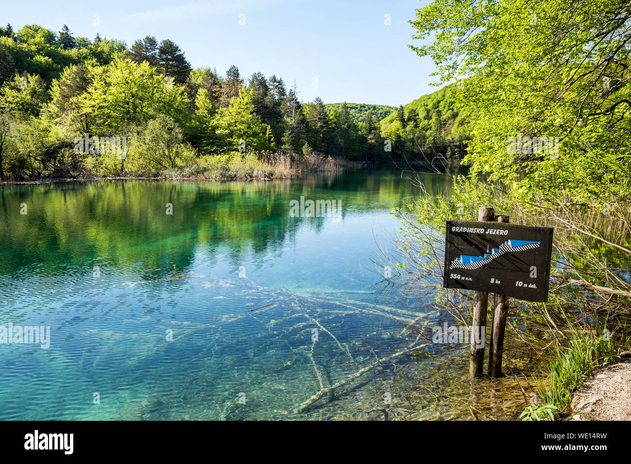 Il Parco Nazionale dei Laghi di Plitvice, Croazia. Lago Gradinsko, segno sulla costa Foto Stock