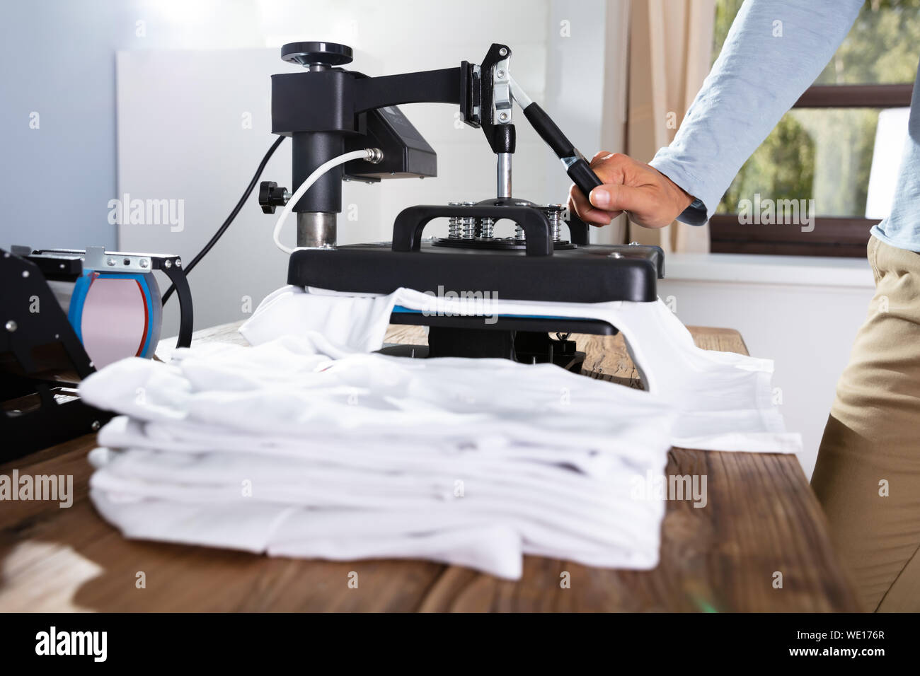 L'uomo immagine di stampa su T-Shirt in officina Foto Stock