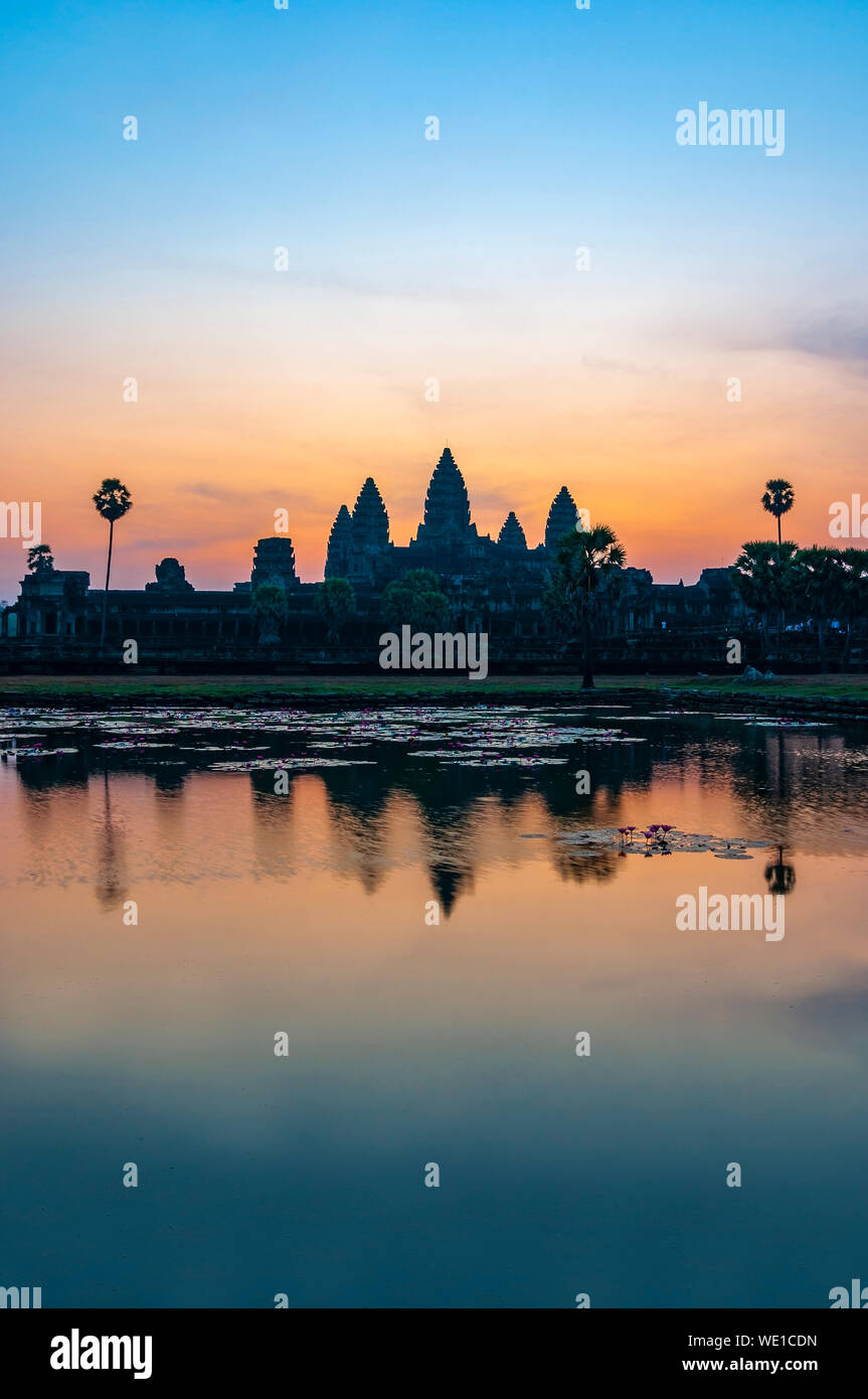 Fotografia verticale dei Khmer complesso archeologico di Angkor Wat a sunrise, Siem Reap, Cambogia. Foto Stock