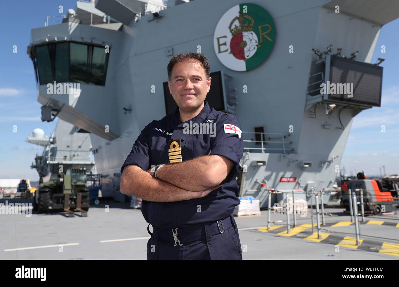 Commodore Steve Moorhouse, comandante e capitano della HMS Queen Elizabeth, in posa per una fotografia sul ponte di volo come l'equipaggio della nave prepararsi a salpare per gli Stati Uniti per Westlant 19, ove British F35s prenderà parte a prove. Foto Stock