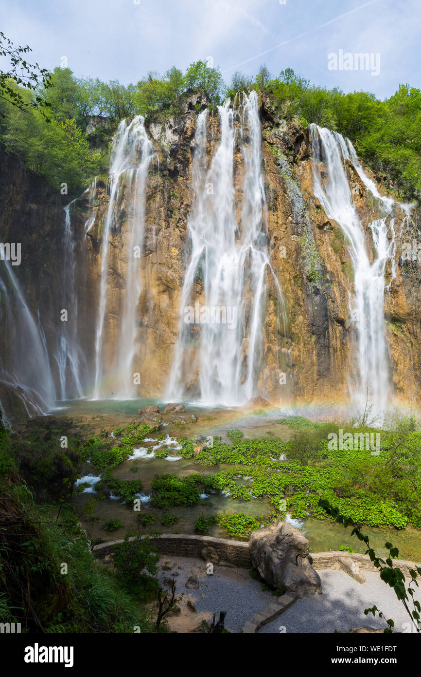 Il Parco Nazionale dei Laghi di Plitvice, Croazia. Piccole cascate e laghetti carsici. Veliki Slap Waterfall Foto Stock