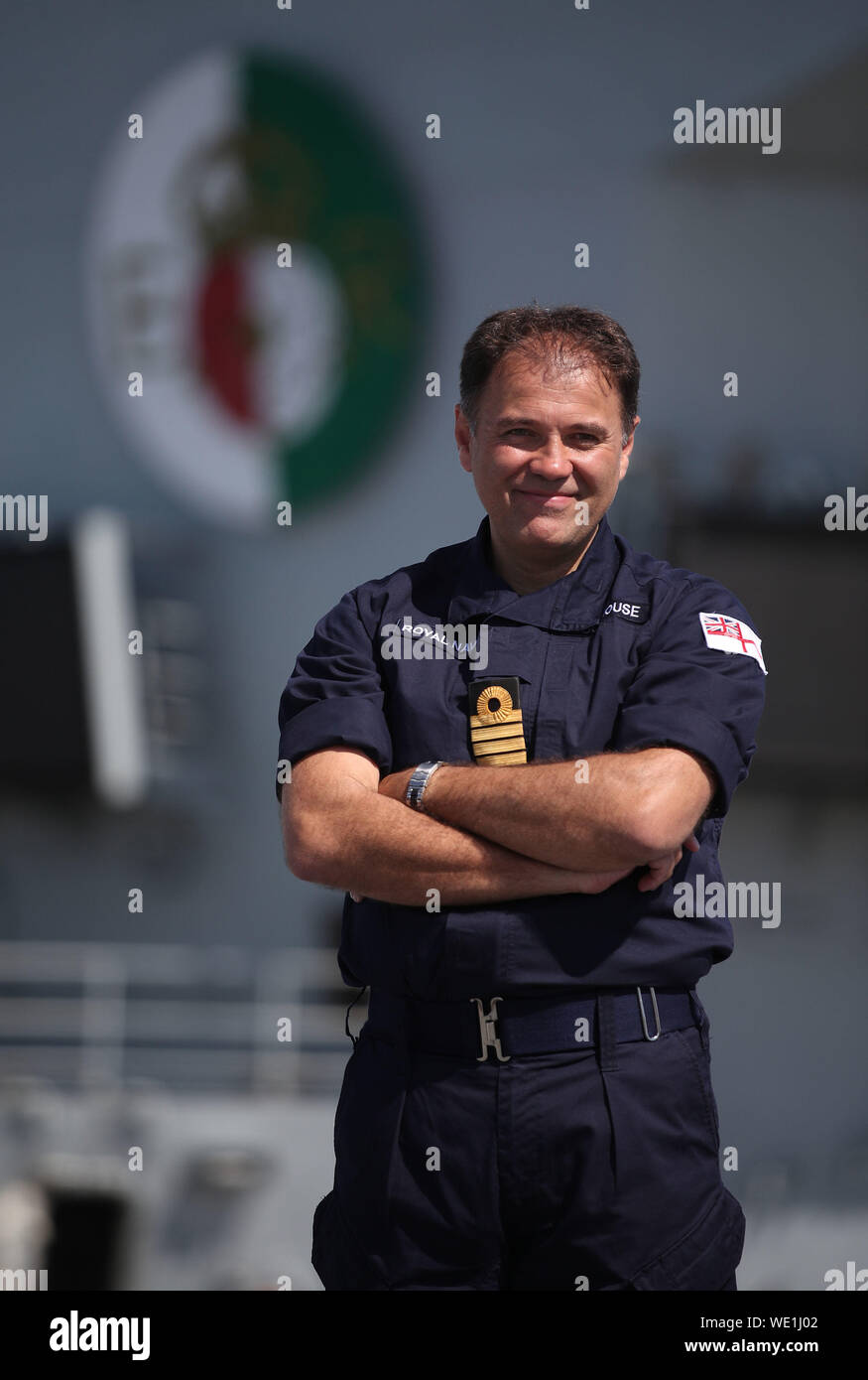 Commodore Steve Moorhouse, comandante e capitano della HMS Queen Elizabeth, in posa per una fotografia sul ponte di volo come l'equipaggio della nave prepararsi a salpare per gli Stati Uniti per Westlant 19, ove British F35s prenderà parte a prove. Foto Stock