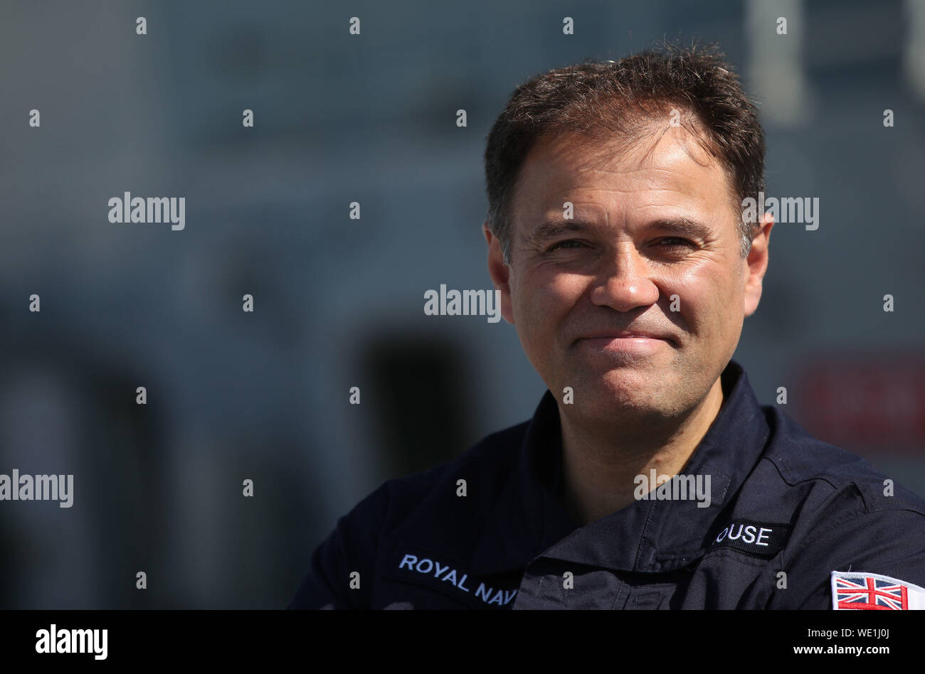 Commodore Steve Moorhouse, comandante e capitano della HMS Queen Elizabeth, in posa per una fotografia sul ponte di volo come l'equipaggio della nave prepararsi a salpare per gli Stati Uniti per Westlant 19, ove British F35s prenderà parte a prove. Foto Stock