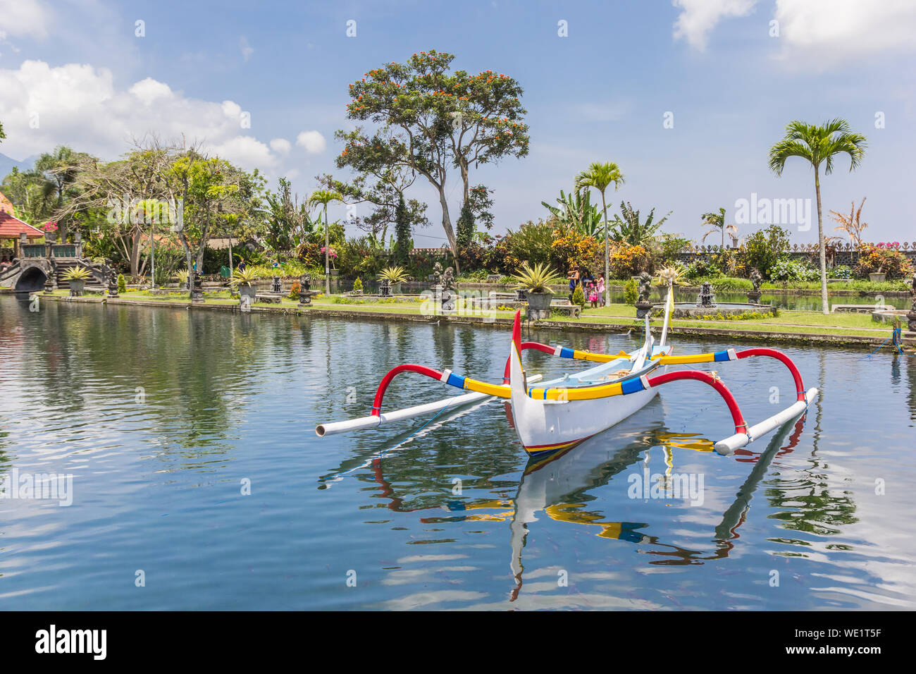 Stile Balinese tradizionale barca da pesca nel laghetto del Taman Tirta Gangga acqua palace si trova a Karangasem, Indonesia Foto Stock