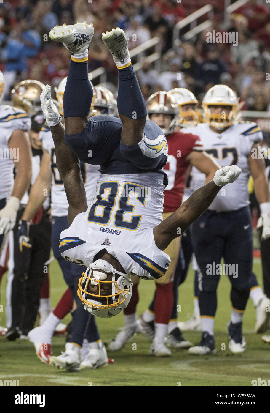 Los Angeles Chargers running back Detrez Newsome (38) celebra un secnd quarto touchdown contro la San Francisco 49ers a Levi's Stadiium in Santa Clara, California, giovedì 29 agosto, 2019. Il caricabatterie ha preso la pre stagione 27-24 di gioco. Foto di Terry Schmitt/UPI Foto Stock