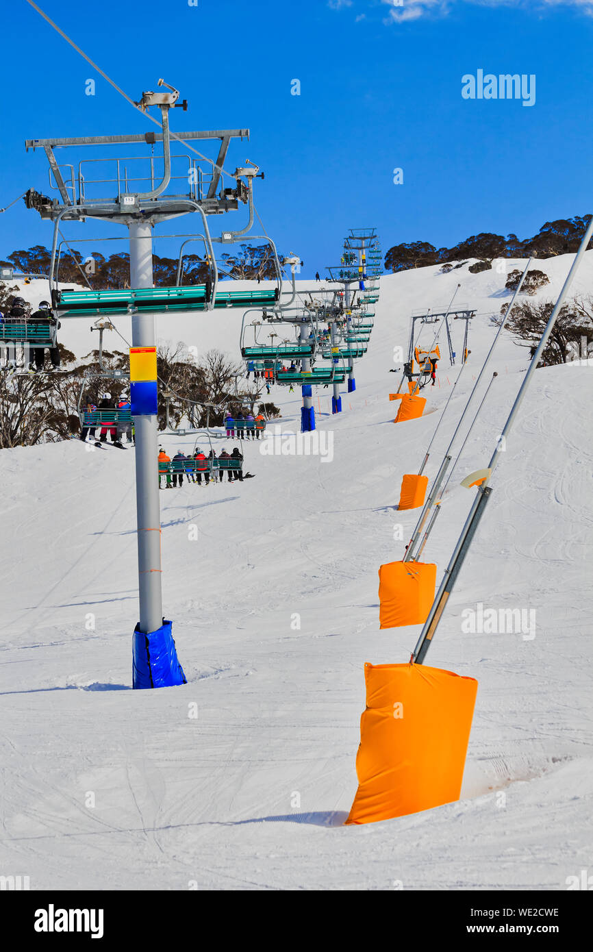 Valle anteriore 8 posti seggiovie spostando gli sciatori e gli snowboarder fino alla cima del monte Perisher in Perisher Valley ski resort - Snowy Mountains National Foto Stock