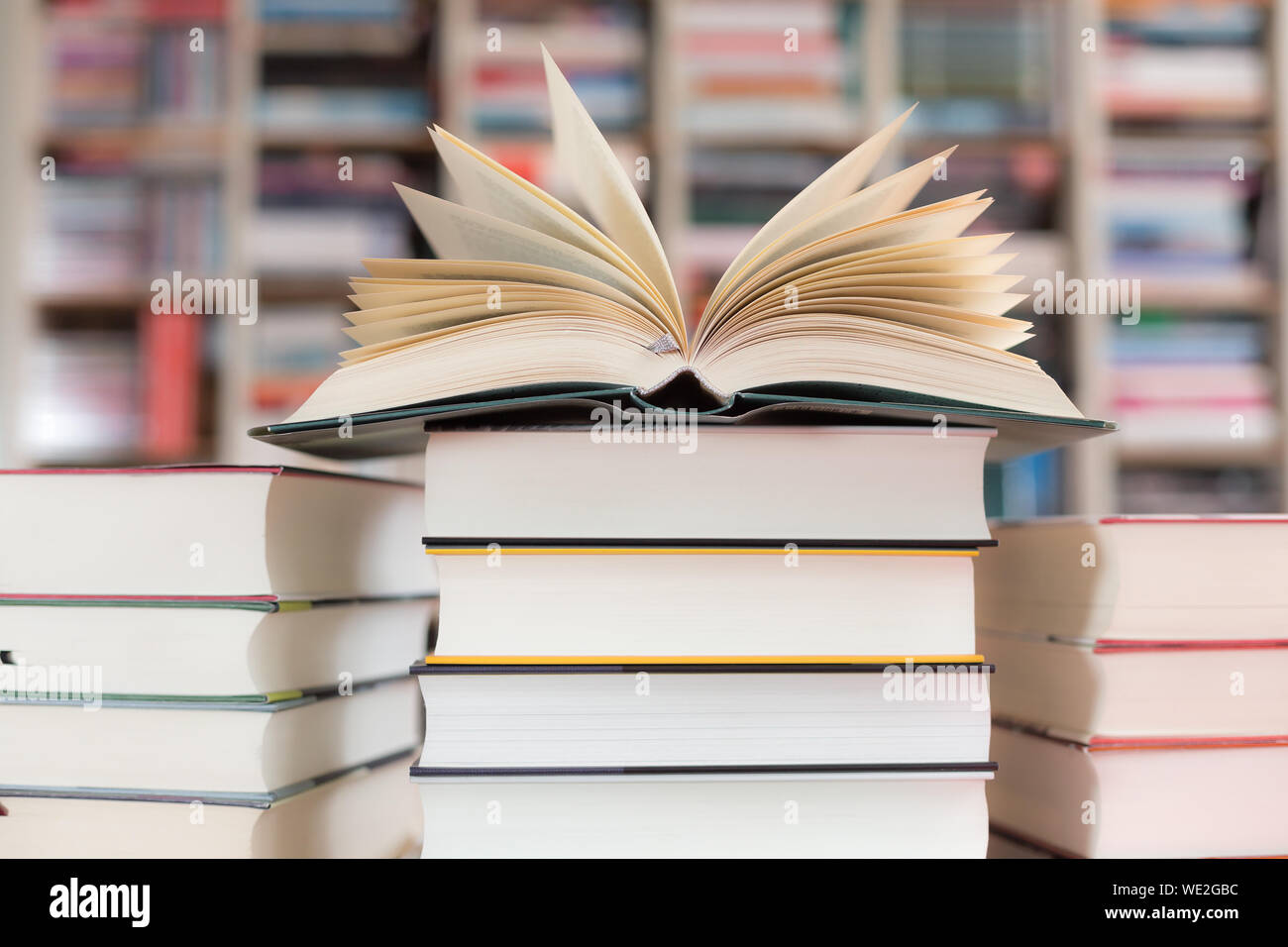 Aprire il romanzo su una pila di libri Foto Stock