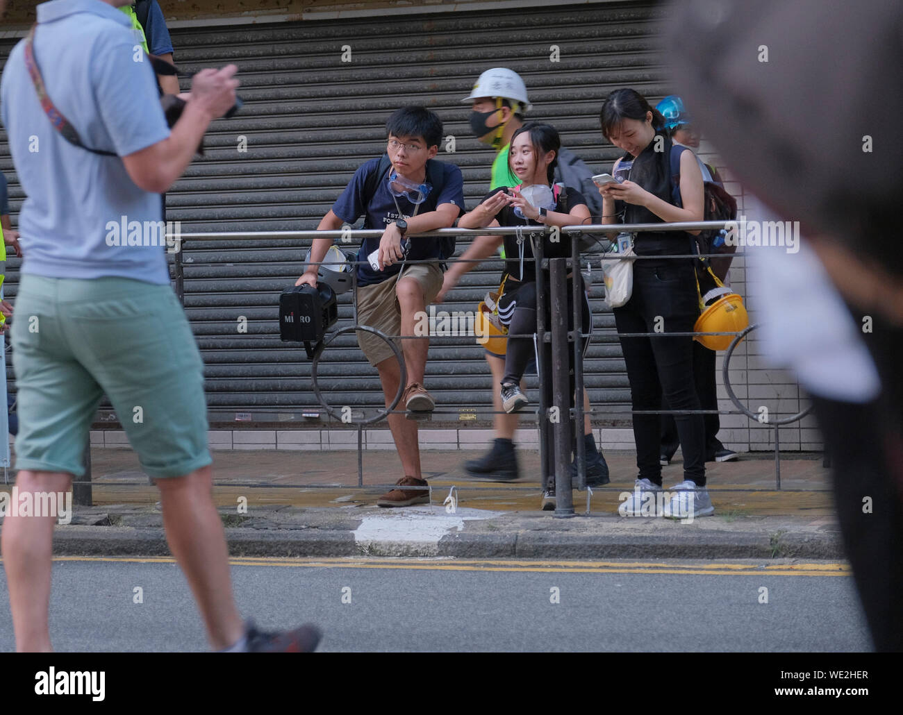 Hong Kong. Il 30 agosto, 2019. Joshua Wong Chi-fung (1L, retro) assiste una protesta a Hong Kong, Cina del Sud, 28 luglio 2019. Tre leader dei gruppi politici che propugnano "Hong Kong indipendenza dell' Joshua Wong Chi-fung, Agnes Chow Ting e Andy Chan Ho-stagno, sono stati arrestati, la polizia di Hong Kong ha confermato venerdì. Credito: Xinhua/Alamy Live News Foto Stock