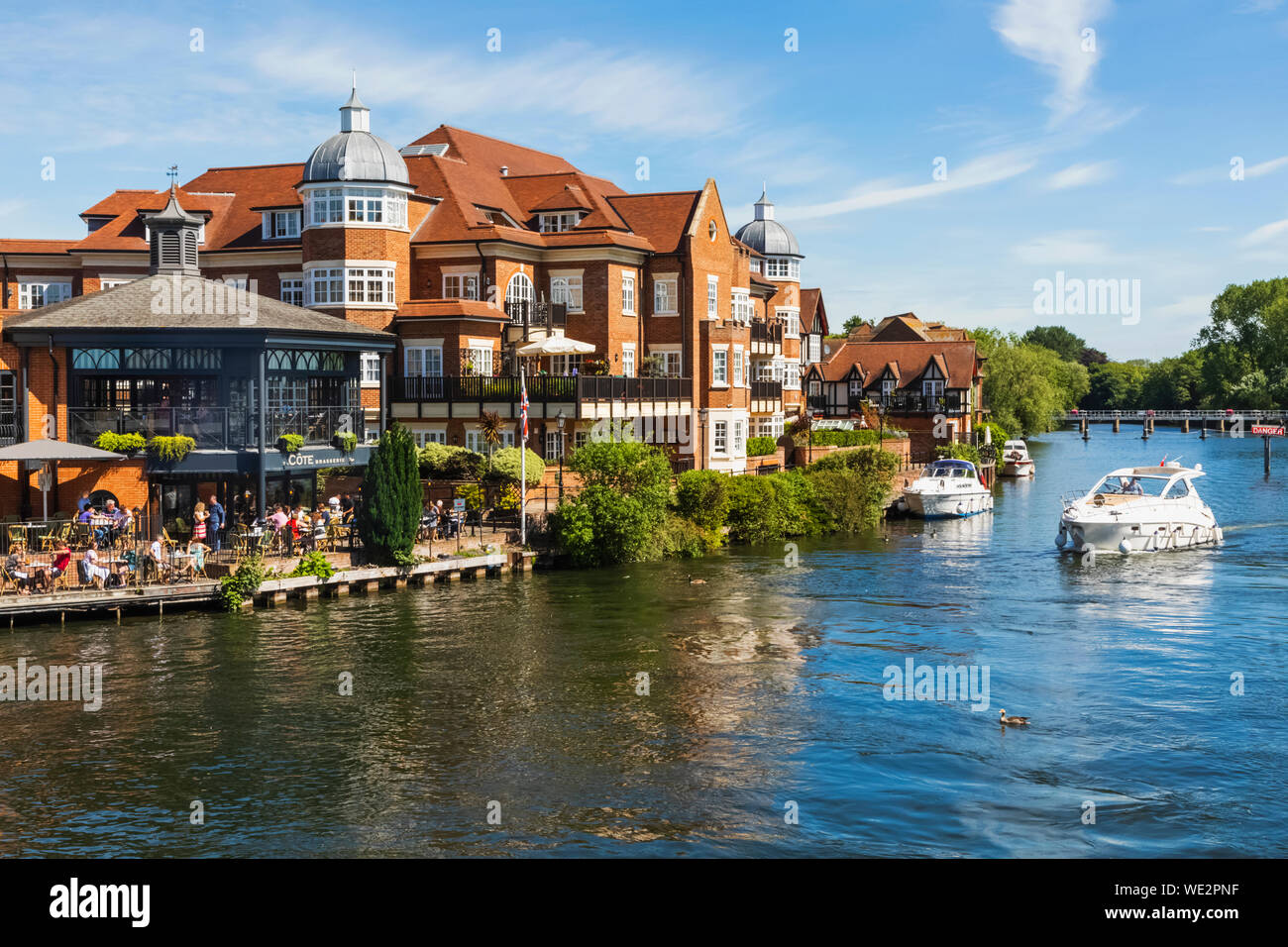 Inghilterra, Berkshire, Windsor, il fiume Tamigi, vista dal ponte di Windsor verso Eton con Riverfront Ristoranti Foto Stock