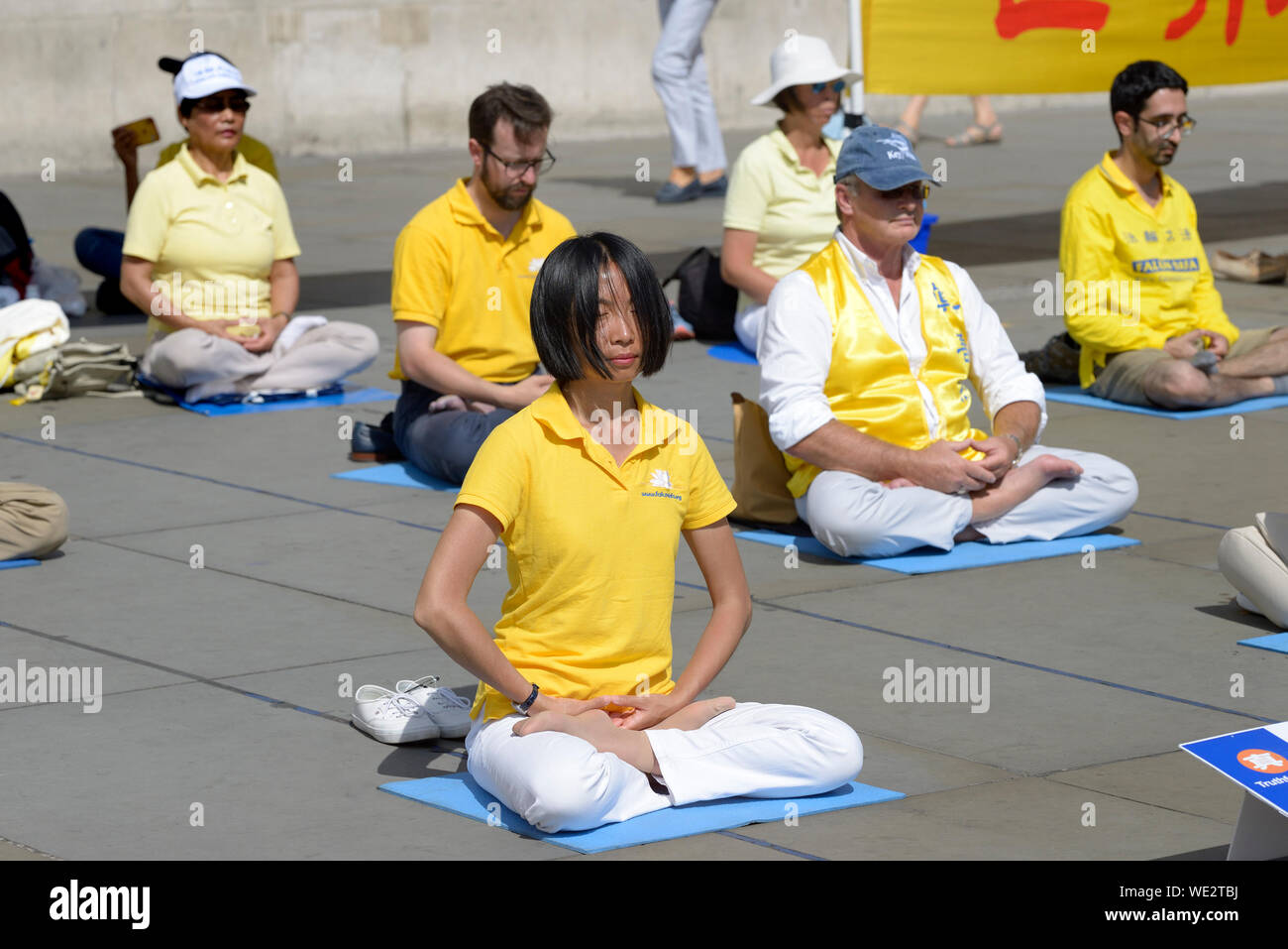 Londra, Inghilterra, Regno Unito. Persone che praticano Falun Dafa / Falun Gong all aperto in Trafalgar Square Foto Stock