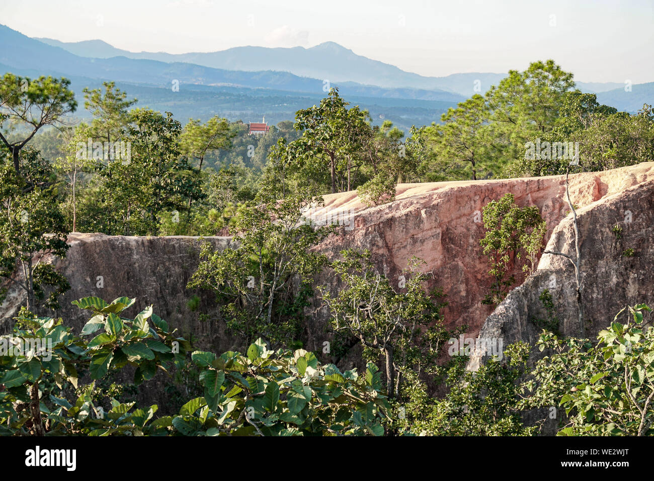Una stretta rilievi rosso con pareti scoscese valli a Pai Canyon chiamato Kong Lan. Una delle belle attrazioni turistiche nella provincia Maehongson, Thailandia Foto Stock