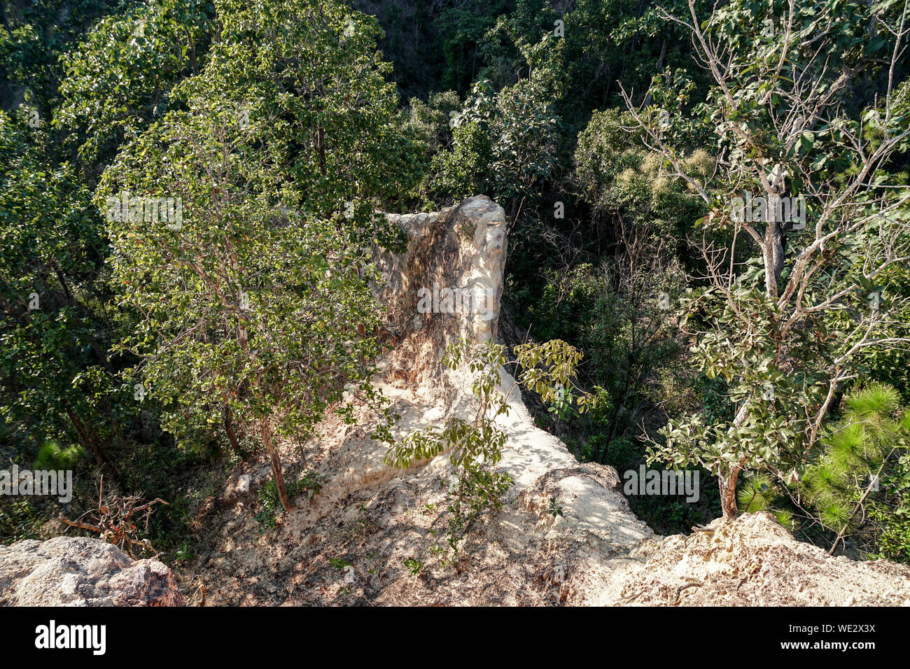 Una stretta rilievi rosso con pareti scoscese valli a Pai Canyon chiamato Kong Lan. Una delle belle attrazioni turistiche nella provincia Maehongson, Thailandia Foto Stock