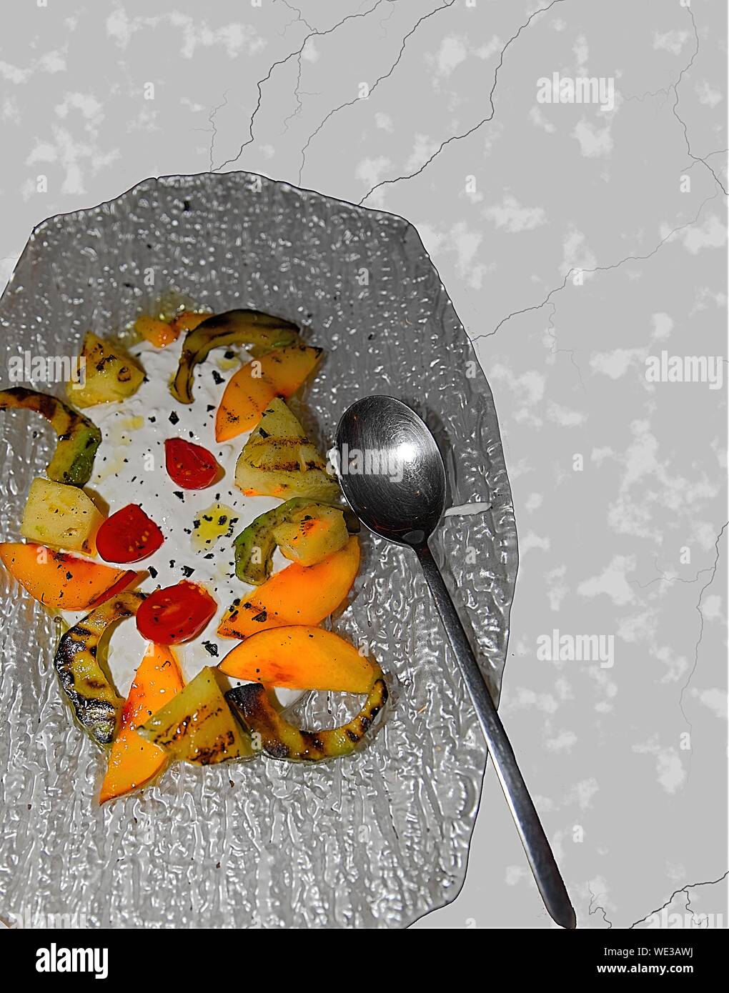 Varietà di insalata mista frutta accompagnata con lo yogurt greco. Immagine di stock. Foto Stock