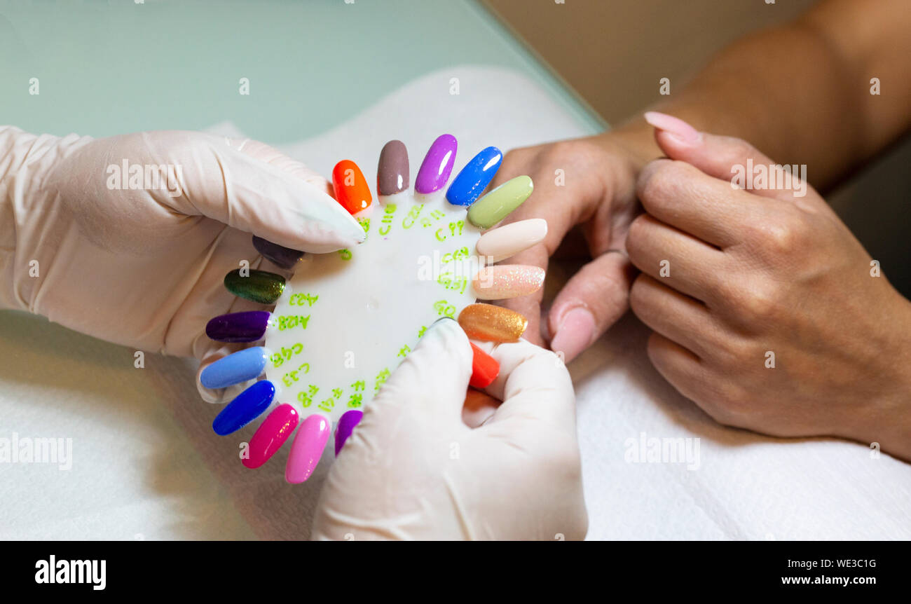 La tabella dei colori per la decorazione delle unghie Foto Stock