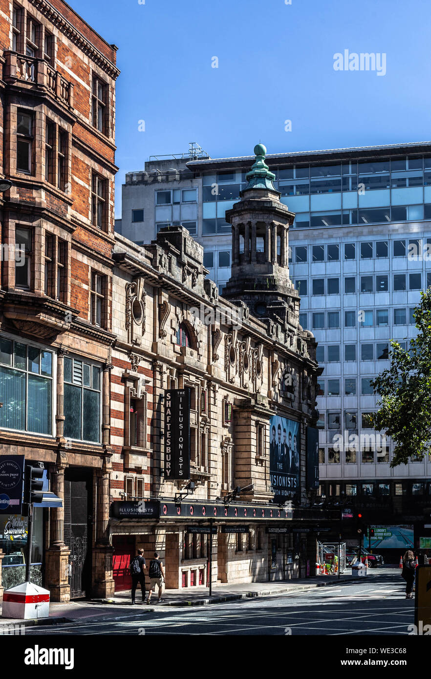 Colpo lungo di una facciata laterale del Shaftesbury Theatre, Shaftesbury Avenue, Londra WC2H, Inghilterra, Regno Unito. Foto Stock