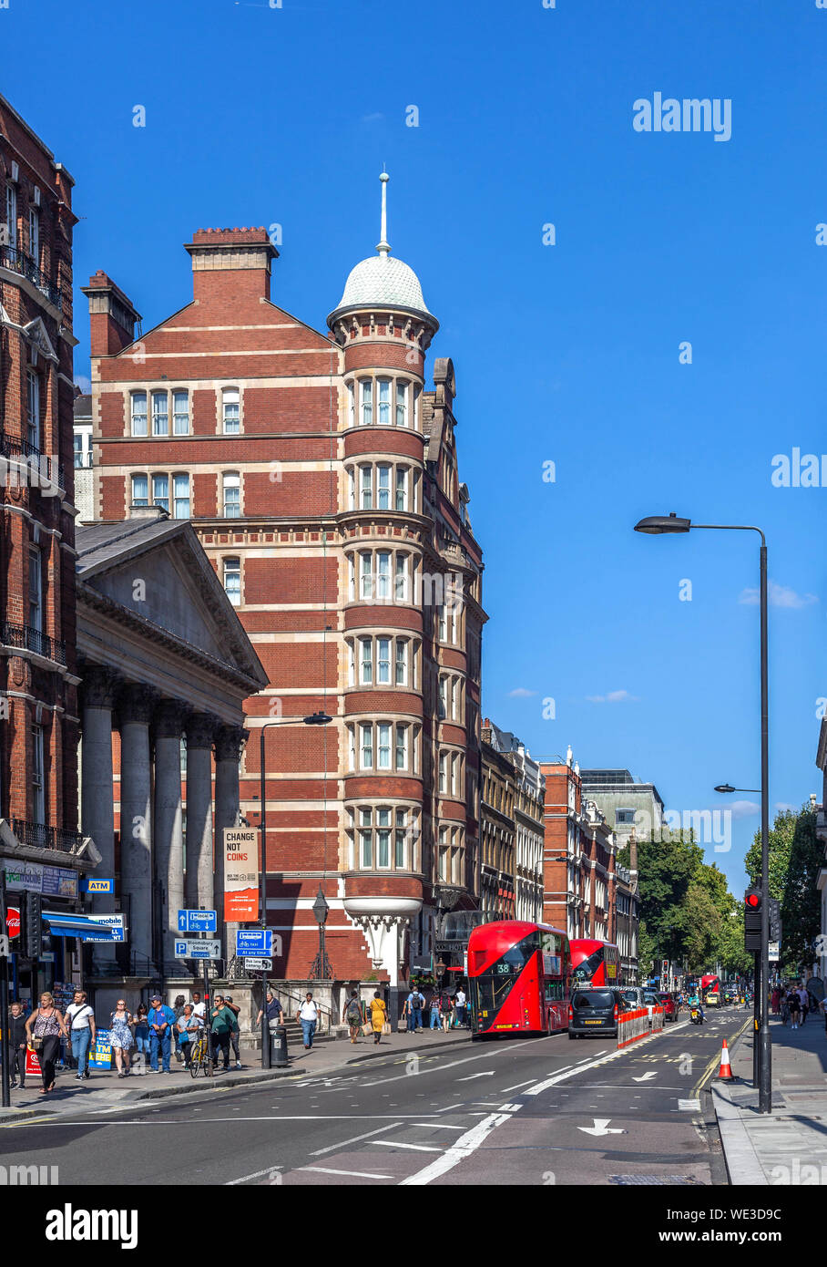 Scena di strada su Bloomsbury Way Holborn, Londra WC2, Inghilterra, Regno Unito. Foto Stock
