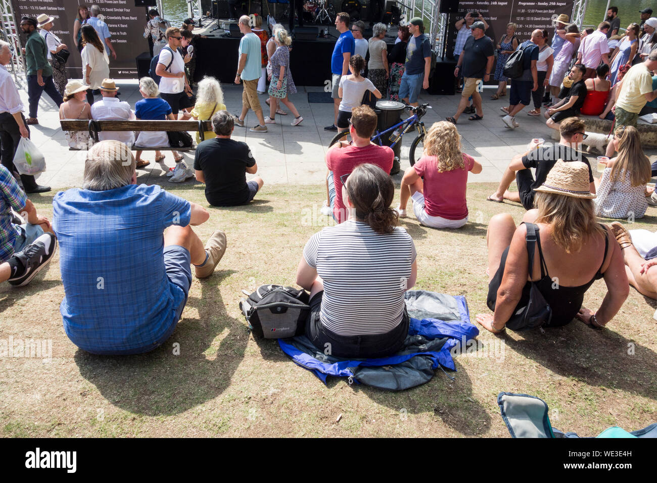 Le persone che si godono il Richmond Riverside Music Festival sul lungofiume di Richmond, Surrey, Regno Unito Foto Stock