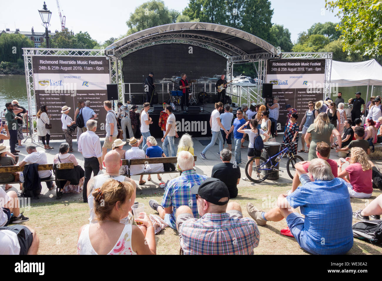 Per coloro che godono di un festival di musica sul lungofiume di Richmond, Surrey, Regno Unito Foto Stock