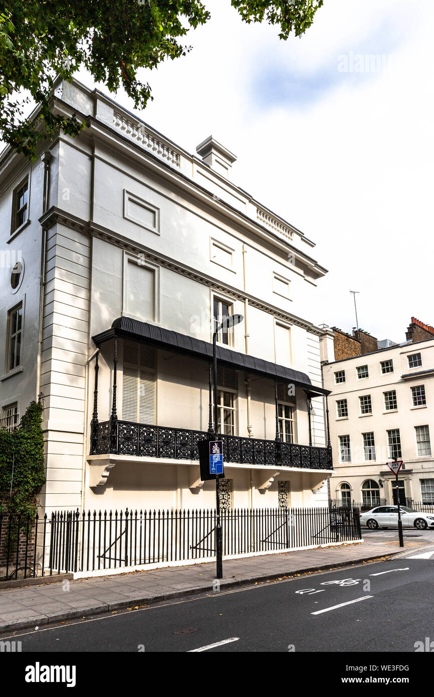 Edificio ad angolo con balcone sul lato affacciato Montague Street, Holborn, Londra, Inghilterra, Regno Unito. Foto Stock