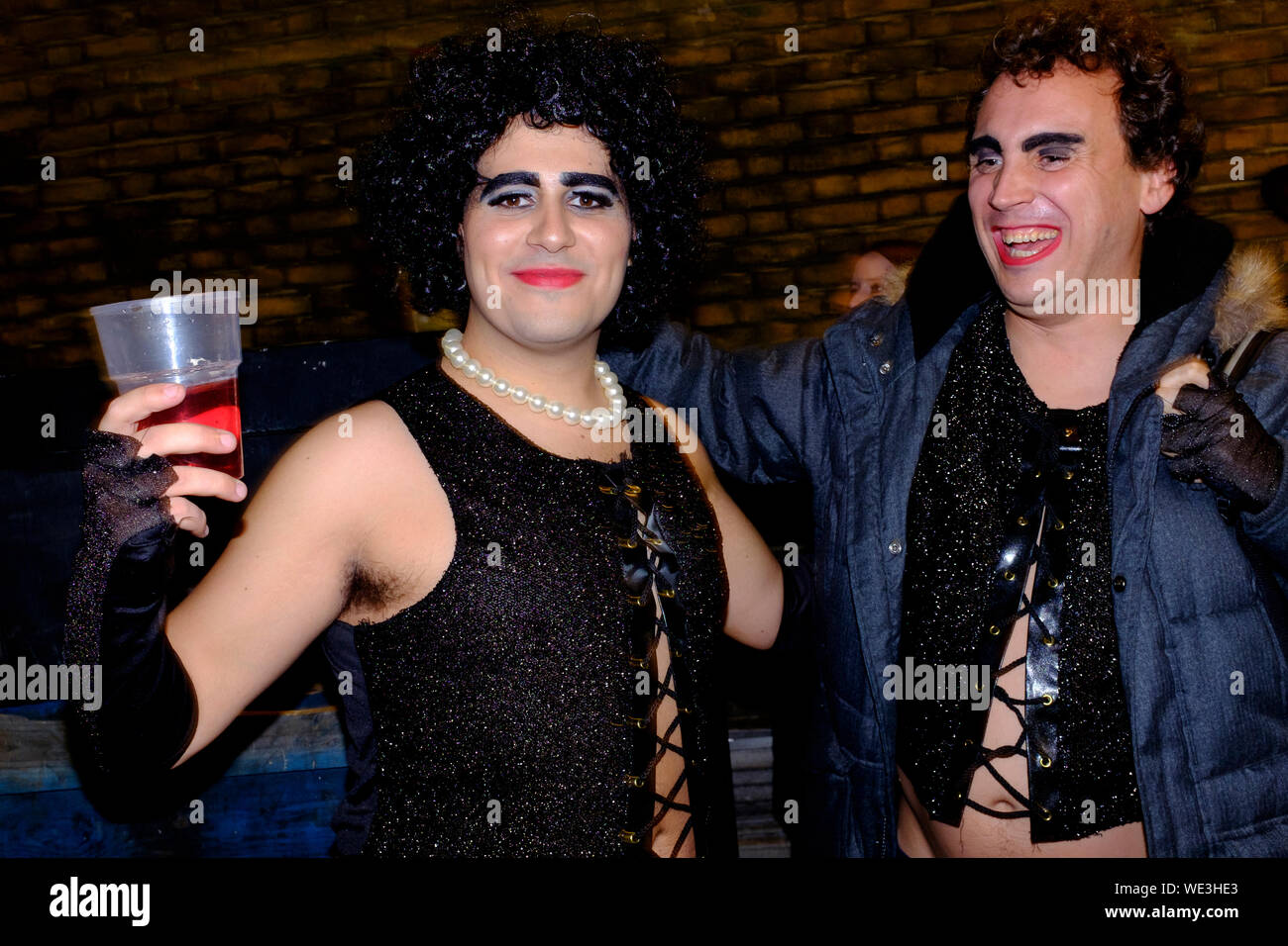 Udienza per uno screening di Halloween di cantare-un-lungo-un The Rocky Horror Picture Show at Prince Charles Cinema, 7 Leicester Place, Londra, Gran Bretagna. 31 Foto Stock